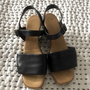 VINTAGE! 1970s heeled sandals